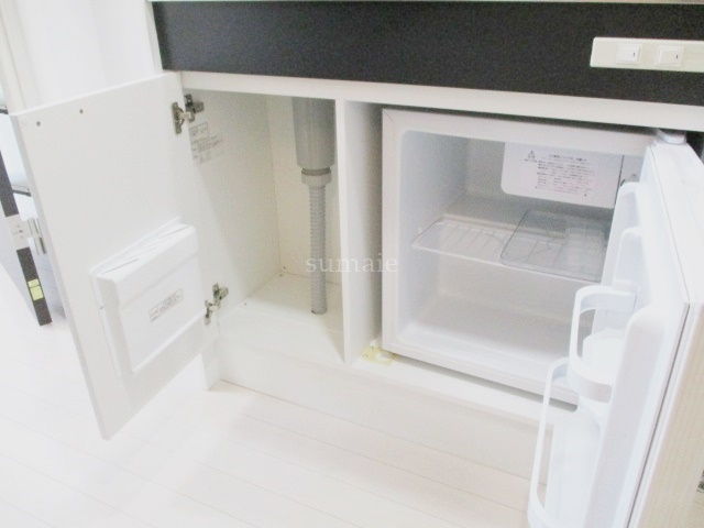 ノーザンロード志茂のキッチン|キッチン下部の収納とミニ冷蔵庫です☆