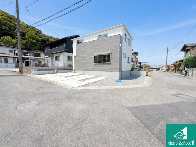 大津市国分　第2期　新築一戸建ての駐車場|周辺は閑静な住宅街！前面道路広々で車の出し入れも便利です。駐車が苦手な方でも安心して車庫入れできます！