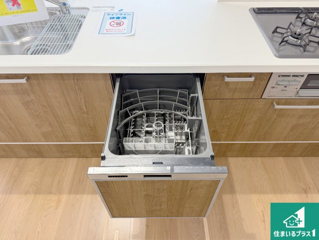 大津市国分　第2期　新築一戸建ての設備|食事後の一仕事、食器洗いをボタン一つでお任せできちゃいます！場所を取らないビルトイン式なので、お料理スペースもしっかり確保！