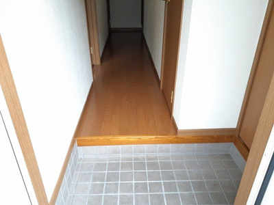 【玄関】 | エメラルド雅 | 収納もある玄関です