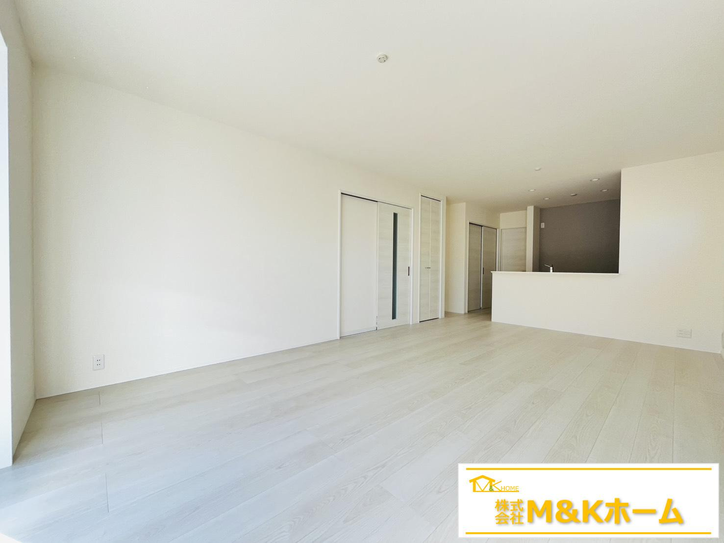 常滑市かじま台1丁目　全2棟　1号棟の居間・リビング|LDK18.25帖　リビングイン階段☆