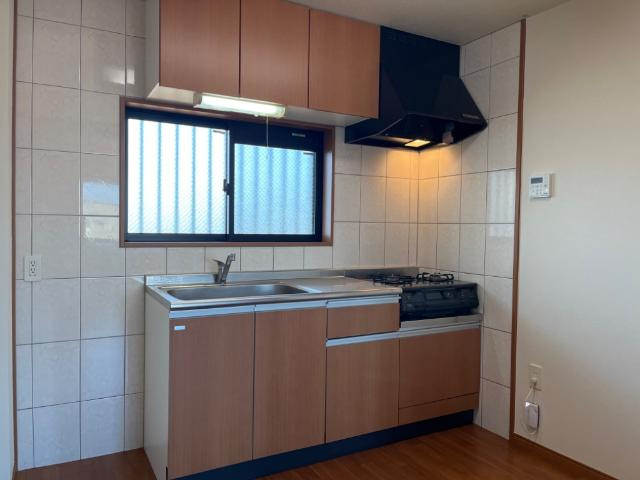 サンクスのキッチン|窓のある明るいキッチン