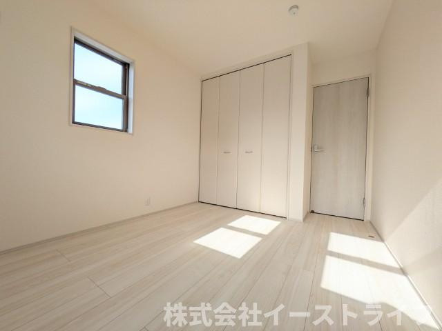 【新築戸建】　いわき市平下平窪2期　全5棟　長期優良住宅の洋室|1号棟写真　窓から日が差し込む明るい洋室。シンプルな造りなので配置するインテリア次第でお好きなお部屋の雰囲気に変えられます。