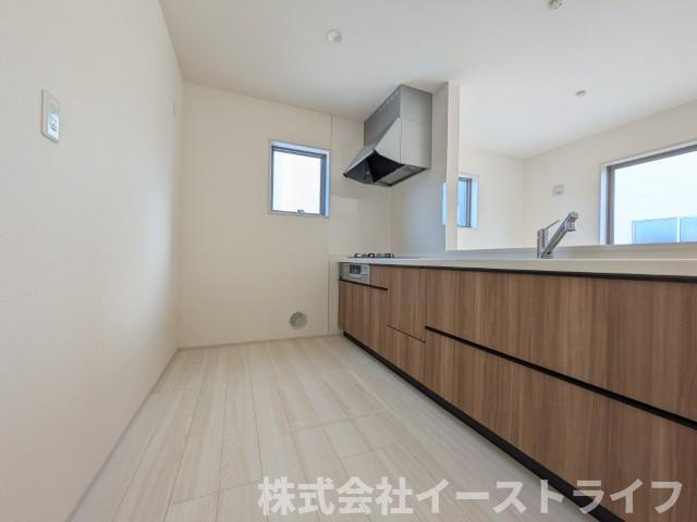 【新築戸建】　いわき市平下平窪2期　全5棟　長期優良住宅のキッチン|1号棟写真　対面式キッチンなので、リビングルームにいるご家族の様子を見ながら調理ができ、小さなお子様がいる家庭でも安心です。