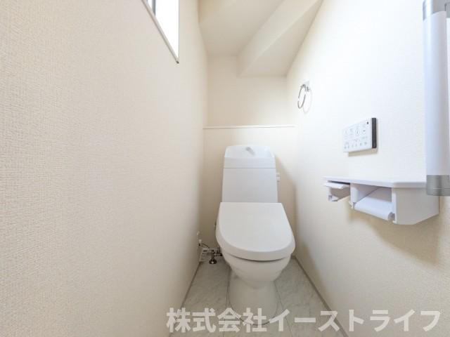 【新築戸建】　いわき市平下平窪2期　全5棟　長期優良住宅のトイレ|1号棟写真　白を基調とした、シンプルながらも落ち着くデザインです。洗浄機付き温水便座で機能性もばっちりです！