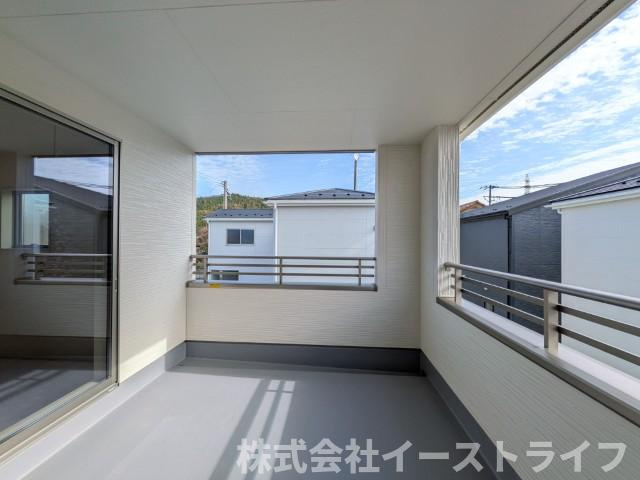 【新築戸建】　いわき市平下平窪2期　全5棟　長期優良住宅のバルコニー|1号棟写真　屋根があるので、雨で洗濯物を干せない…ということもありません。天気が良い日だと紫外線が気になるという方も、直射日光を避けることができます。天気に左右されずに済むのが人気です