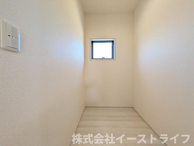 【新築戸建】　いわき市平下平窪2期　全5棟　長期優良住宅の収納|1号棟写真　ストレージルームです。季節の飾り物や家電を収納するに便利です。洋服ダンスなどを置いてウォークインクローゼットにしてもいいですね！