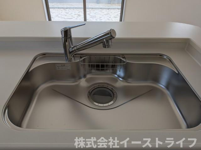 【新築戸建】　いわき市平下平窪2期　全5棟　長期優良住宅のキッチン|1号棟写真　浄水器一体型水栓です。蛇口をひねればいつでもおいしい水が飲めるのが嬉しいです(^^)/水はねの音や食器が当たる音を大幅に軽減する静音仕様のジャンボシンクです。