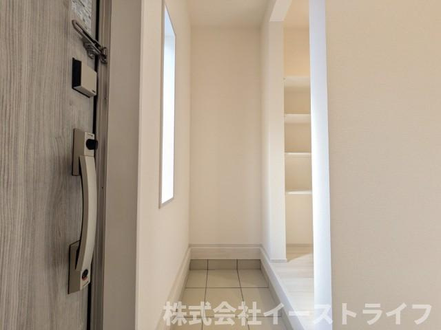 【新築戸建】　いわき市平下平窪2期　全5棟　長期優良住宅の玄関|1号棟写真　玄関にちょっとしたスペースがあるので、ゴルフバッグやベビーカーを収納するのに便利です