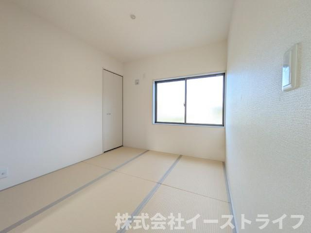 【新築戸建】　いわき市平下平窪2期　全5棟　長期優良住宅の和室|1号棟写真　色々なシーンで活用できる間取りなので、ご家族の暮らしに合わせて、開放的でフラットな畳空間にするもよし、戸を閉めて個室にするもよし、です♪