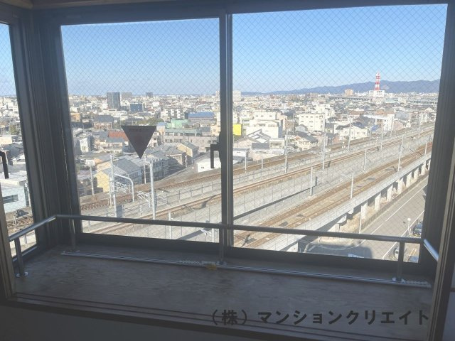 ファミール大手町の展望|和室の北側出窓からの展望。新幹線が見えます。