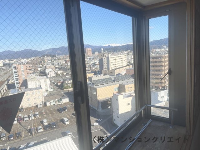 ファミール大手町の展望|和室の北側出窓からの展望