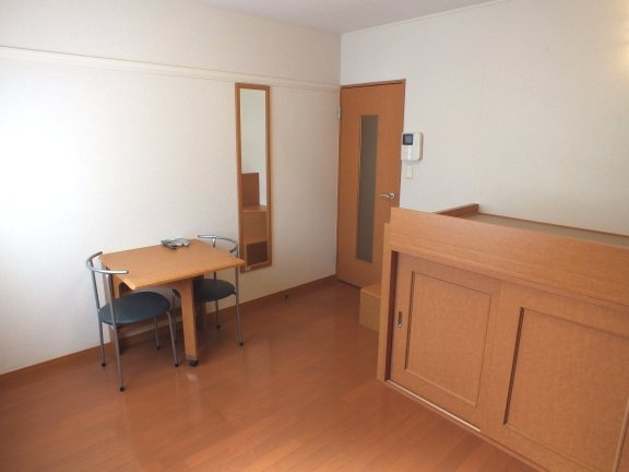 レオパレス若葉の居間・リビング|1Fフローリング