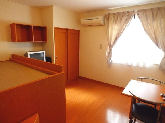 レオパレス若葉の居間・リビング|1Fフローリング