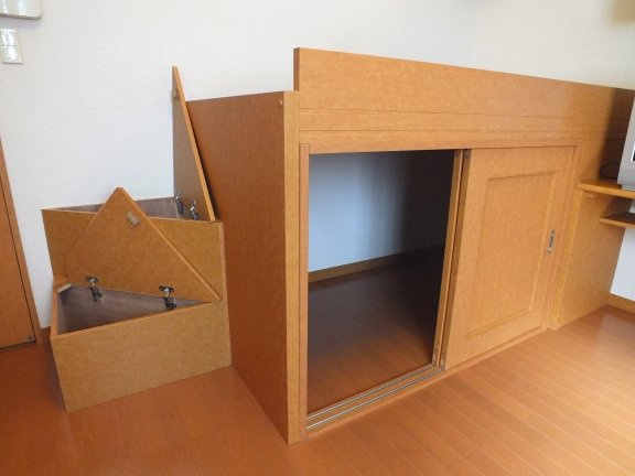 レオパレス若葉の内装|ベッド下収納