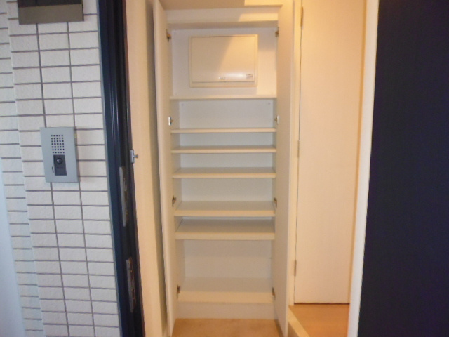 プレール・ドゥーク赤羽の収納|玄関には背の高いシューズBOXありますよ♪