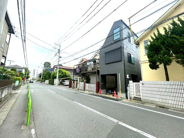 練馬区豊玉中２丁目・新築戸建の前面道路含む現地写真|完成間近です♪