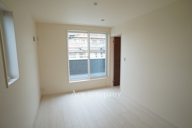 【寝室】 | 東大阪市若江南町1丁目 | 【3階：洋室6帖】バルコニーに面したお部屋です☆