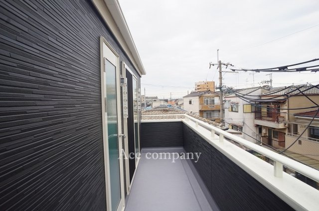 【バルコニー】 | 東大阪市若江南町1丁目 | バルコニーへは居室を通らず、廊下の勝手口からも出入りできます♪