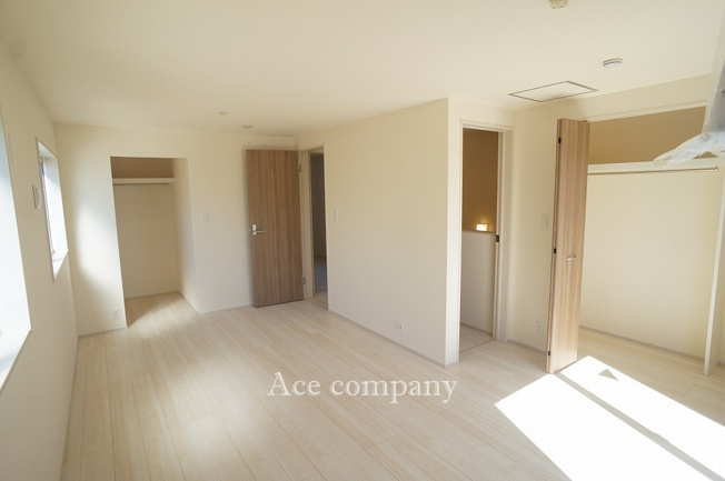 【寝室】 | 東大阪市大蓮東1丁目　【1号棟/全2棟】 | 【3階：洋室4.5帖＋5.5帖（※現況2ドア1ルーム）】「洋室4.5帖」内にウォークインクローク完備♪「洋室5.5帖」内に大容量のクローゼット完備です！