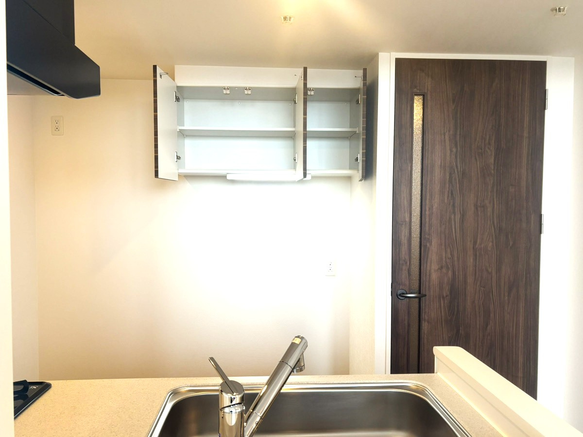 エンクレストベイサイド通りのキッチン|キッチンの上部にも収納があるのでとても便利ですね♪
