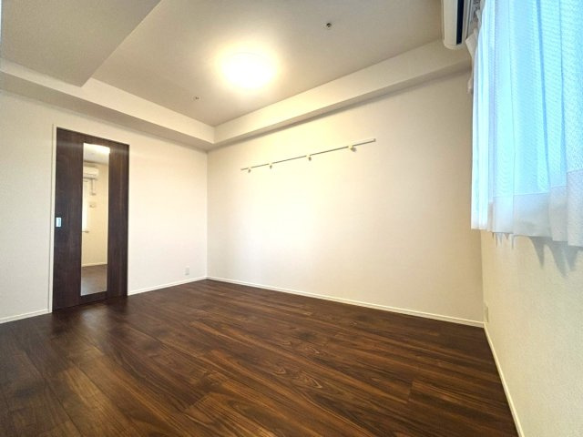 エンクレストベイサイド通りの洋室|ドアに鏡がついているので身支度の際にとても便利ですよ♪