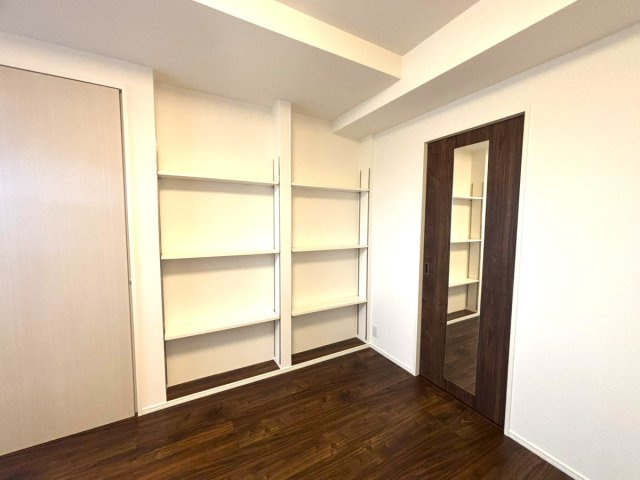 エンクレストベイサイド通りの洋室|壁に小物などおいて部屋をおしゃれに見せることもできます♪