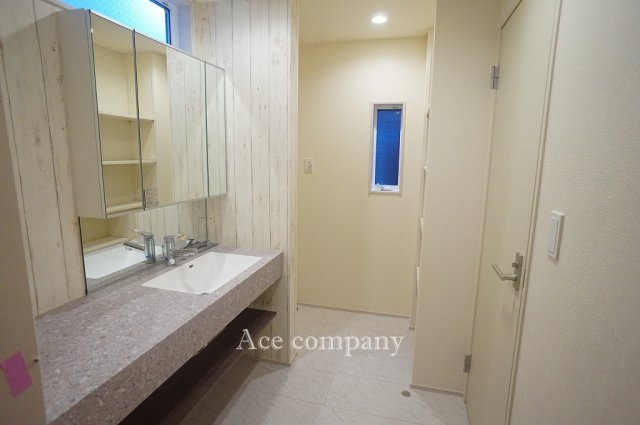 【ランドリースペース】 | 東大阪市大蓮東1丁目　【2号棟/全2棟】 | 洗濯機置き場の前に可動式の収納棚あります♪