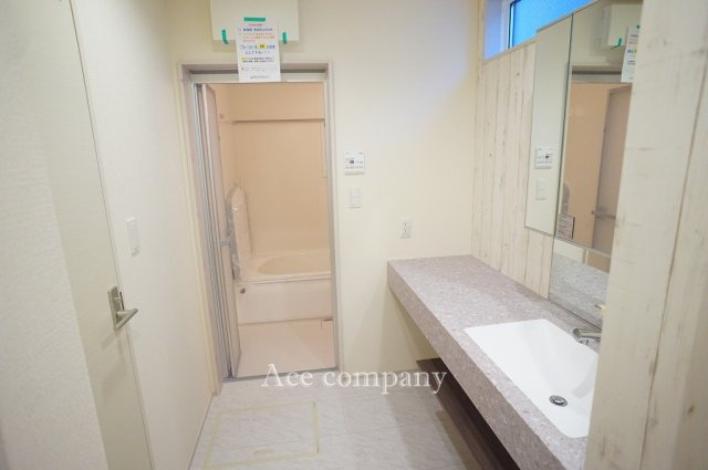 【独立洗面台】 | 東大阪市大蓮東1丁目　【2号棟/全2棟】 | 広いカウンターの洗面台です♪洗面室に床下収納付きです♪