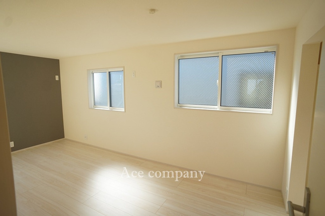 【寝室】 | 東大阪市大蓮東1丁目　【2号棟/全2棟】 | 【3階：洋室4.5帖＋5.5帖（※現況2ドア1ルーム）】間仕切り使用で2部屋に分割可能です♪