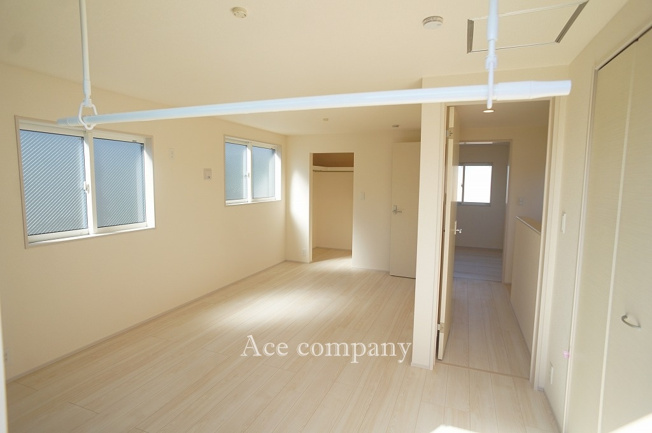 【内装】 | 東大阪市大蓮東1丁目　【2号棟/全2棟】 | 【3階：洋室4.5帖＋5.5帖（※現況2ドア1ルーム）】「洋室5.5帖」バルコニーに面しています☆また室内に室内物干し（バー付き）完備です☆