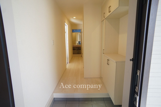 【玄関】 | 東大阪市大蓮東1丁目　【2号棟/全2棟】 | シューズボックス付き♪廊下に階段下収納もあります♪