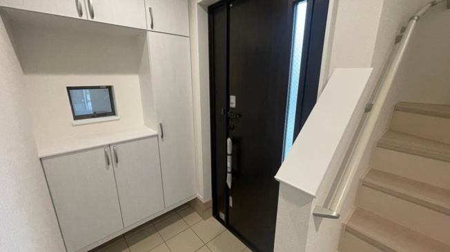 【玄関】 | 八尾市長池町2丁目　【C号棟/全5棟】 | 玄関断熱ドア☆TVモニターホン完備☆シューズボックス付きです♪