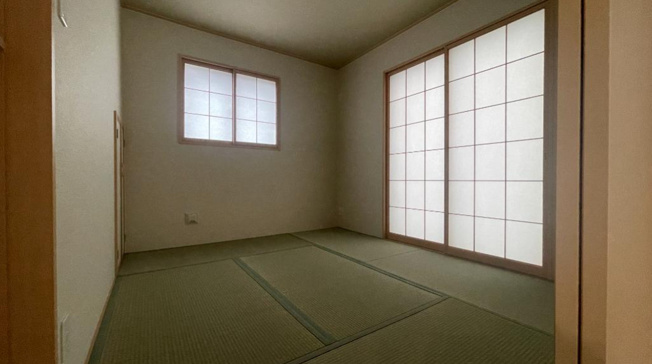 【内装】 | 八尾市長池町2丁目　【C号棟/全5棟】 | 【1階：和室5.25帖】リビングに面した和室、押し入れ完備です♪