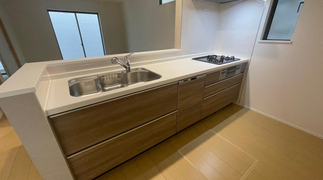 【キッチン】 | 八尾市長池町2丁目　【C号棟/全5棟】 | 対面式のキッチン♪食洗機・オールインワン浄水栓完備☆3口ガスコンロ☆キッチンスペースに床下収納付きです♪