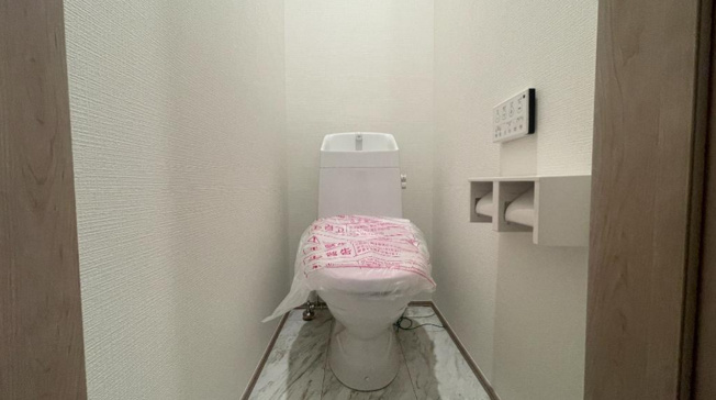 【トイレ】 | 八尾市長池町2丁目　【D号棟/全5棟】 | トイレは1階と2階の各階に完備♪ともに同仕様のシャワートイレです☆