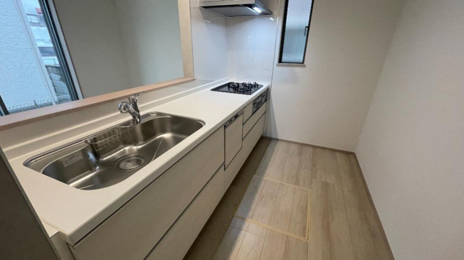 【キッチン】 | 八尾市長池町2丁目　【D号棟/全5棟】 | 対面式のキッチン♪食洗機・オールインワン浄水栓完備☆3口ガスコンロ☆キッチンスペースに床下収納付きです♪