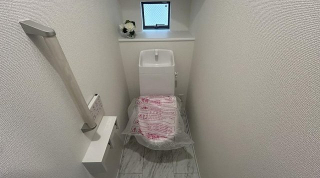 【トイレ】 | 八尾市長池町2丁目　【E号棟/全5棟】 | トイレは1階と2階の各階に完備♪ともに同仕様のシャワートイレです☆