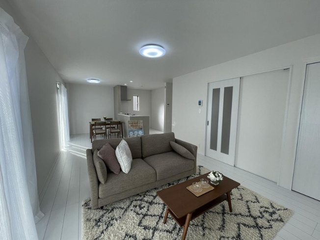 【居間・リビング】 | 八尾市長池町2丁目　【E号棟/全5棟】 | 【LDK：広々約20帖！】