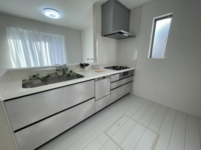 【キッチン】 | 八尾市長池町2丁目　【E号棟/全5棟】 | 対面式のキッチン♪食洗機・オールインワン浄水栓完備☆3口ガスコンロ☆キッチンスペースに床下収納付きです♪