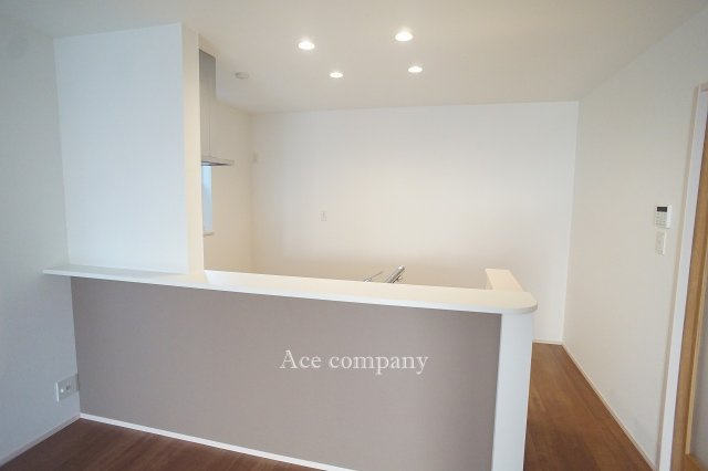 【内観：施工例】 | 八尾市永畑町2丁目 | 【同社による同仕様の施工例】静音シンク、人口大理石天板、浄水機能付水栓、フルスライドの収納・スリムレンジフード・3口ガスコンロ☆※食洗機はオプションで追加可能です♪