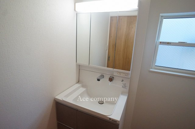 【内観：施工例】 | 八尾市永畑町2丁目 | 【同社による同仕様の施工例】トイレは1階と2階の各階に完備☆ともに同仕様のシャワートイレです☆