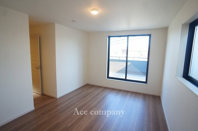 【寝室】 | 東大阪市大蓮北4丁目　【4号棟/全5棟】 | 【3階：広々洋室9.5帖！】バルコニーに面しています☆