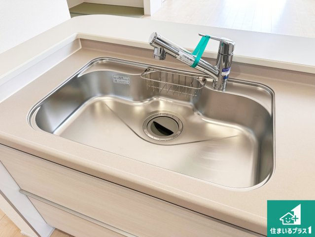 姫路市田寺　第5期　新築一戸建ての独立洗面台|清潔感のある洗面台です。フラットな鏡は掃除がしやすく毎日清潔！ホースは引き出して使えるので洗顔やお掃除の際に便利です！