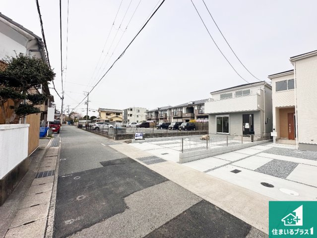 姫路市田寺　第5期　新築一戸建ての前面道路含む現地写真|周辺は閑静な住宅街！前面道路広々で車の出し入れも便利です。駐車が苦手な方でも安心して車庫入れできます！