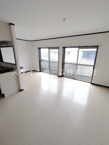 ハイステージ12Aの居間・リビング|同建物内別部屋の写真です。