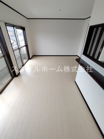 ハイステージ12Aの居間・リビング|同建物内別部屋の写真です。