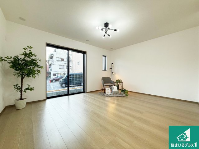 大阪市東住吉区杭全　新築一戸建ての居間・リビング|日当たり良好の明るいリビングで朝の目覚めもスッキリできそう！対面キッチンでご家族のコミュニケーションも自然と増える設計！小さなお子様が遊ぶスペースを作っても広々とくつろげるLDK！