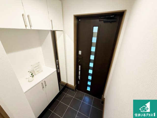 大阪市東住吉区杭全　新築一戸建ての玄関|シューズボックスにはたくさんの靴が収納できるので玄関周りはいつもスッキリ！ご家族が増えても安心！