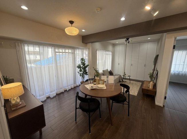 【居間・リビング】 | エスリード鴻池 | 【LDK：約15.6帖】クロス貼替え、床フローリング・CF張替え、水廻り設備一新、建具新調済みです☆